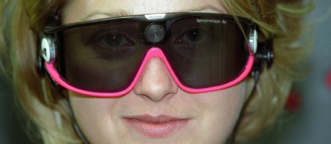 Daniela Brinkmann testet eine Spezialbrille fr Blinde
